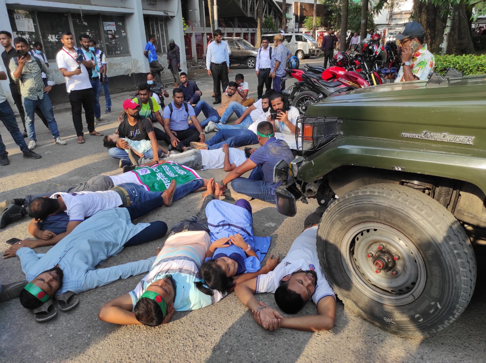 চাকরিচ্যুত সশস্ত্র বাহিনীর সদস্যদের সঙ্গে বৈঠকে সেনা সদর